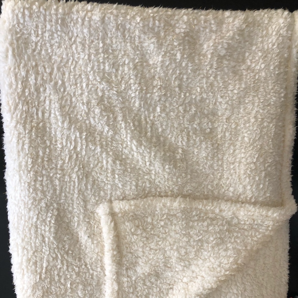 Plush throw blanket